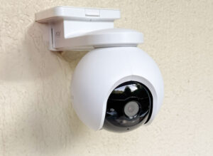 Caméra Ezviz HB8 Pro 4K fixée sur un mur pour la surveillance extérieure