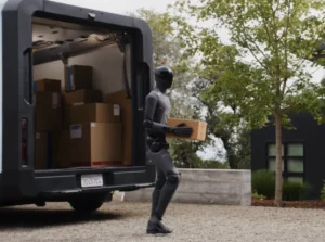 Figure 03 en train de décharger des cartons dans un véhicule