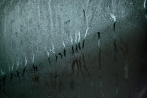 Humidité sur une fenêtre dans une maison mal ventilée