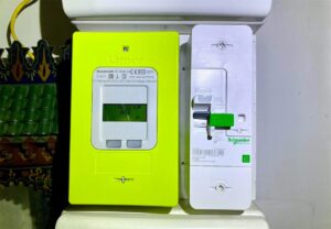Compteur Linky affichant les heures pleines et creuses à l’écran