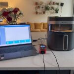 Test du Moulinex Easy Fry Infrared avec sonde de température et ordinateur de mesure sur plan de travail