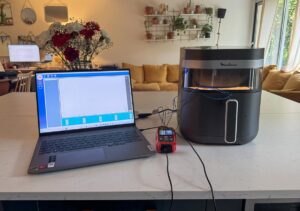 Test du Moulinex Easy Fry Infrared avec sonde de température et ordinateur de mesure sur plan de travail