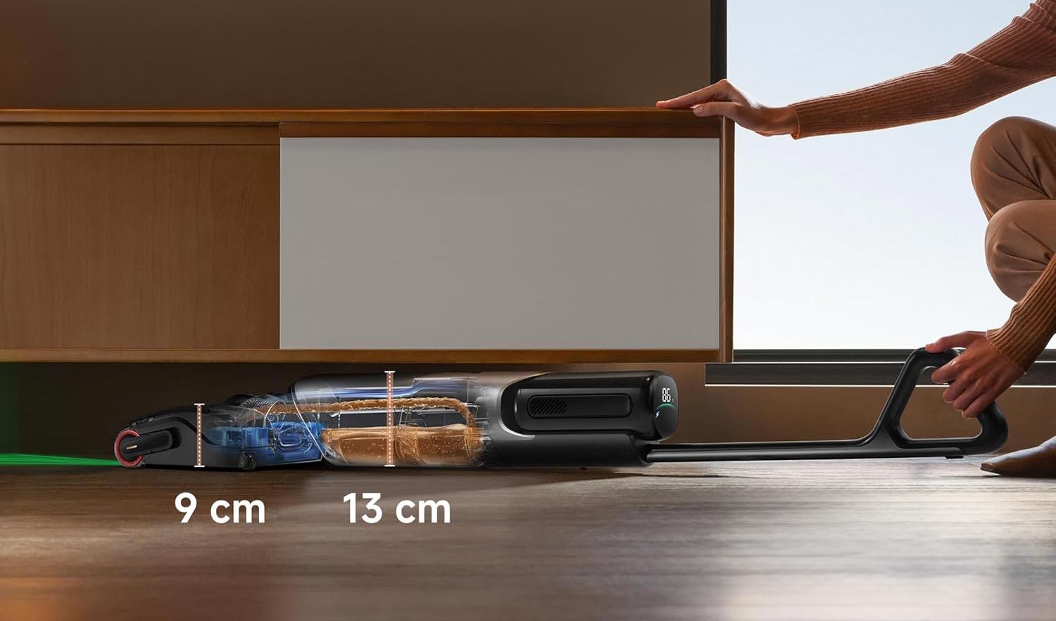 Aspirateur laveur Mova X4 Plus incliné à 180° sous un meuble