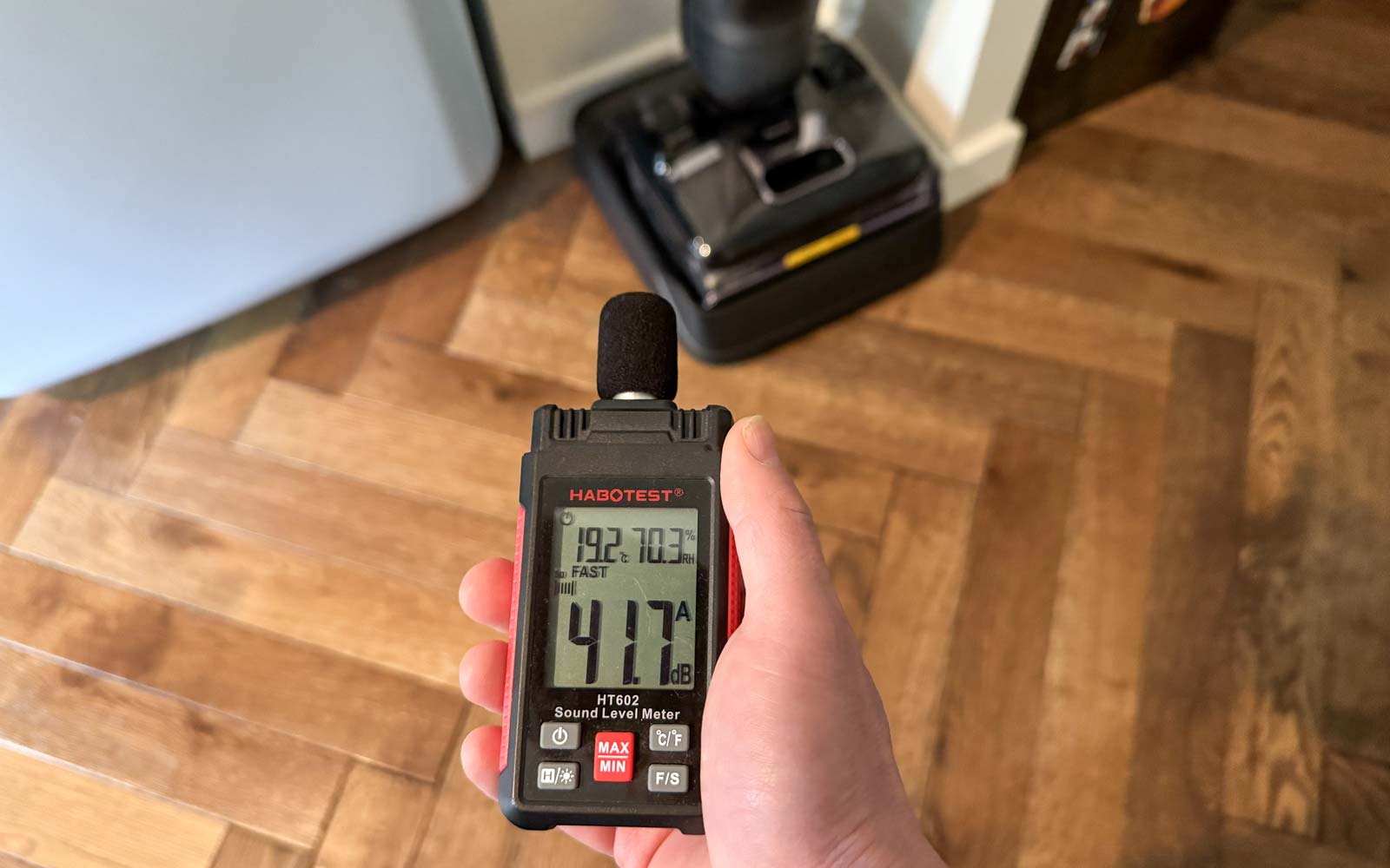 Mesure du bruit du Roborock F25 Ultra pendant le séchage du rouleau sur sa station