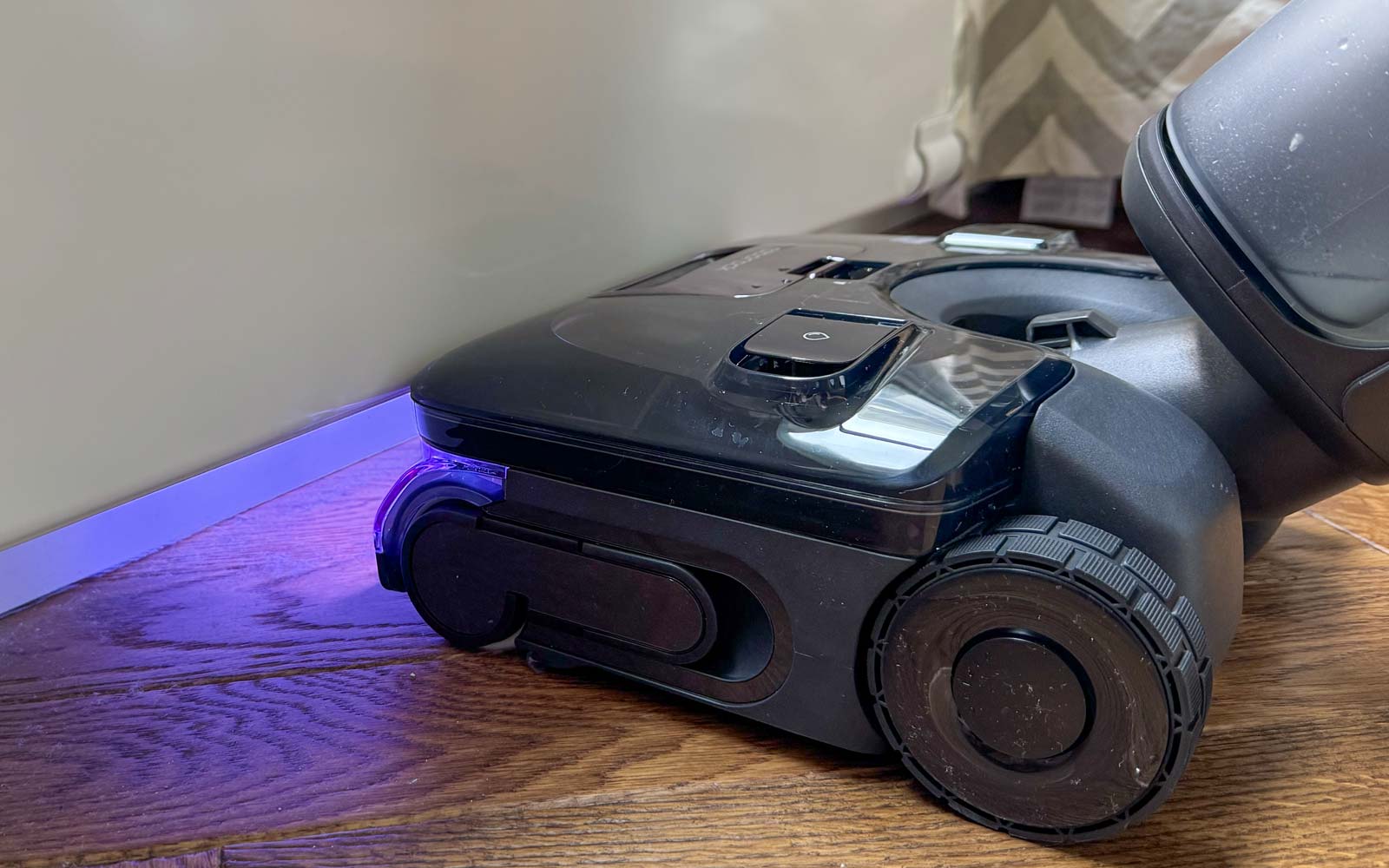 Tête de lavage épaisse du Roborock F25 Ultra bloquée sous un meuble bas