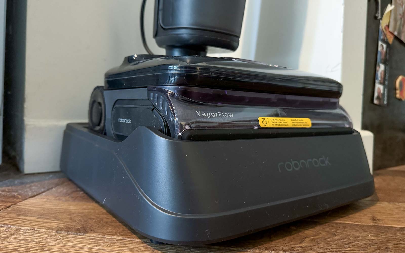 Roborock F25 Ultra posé sur sa station d’auto-nettoyage et de séchage