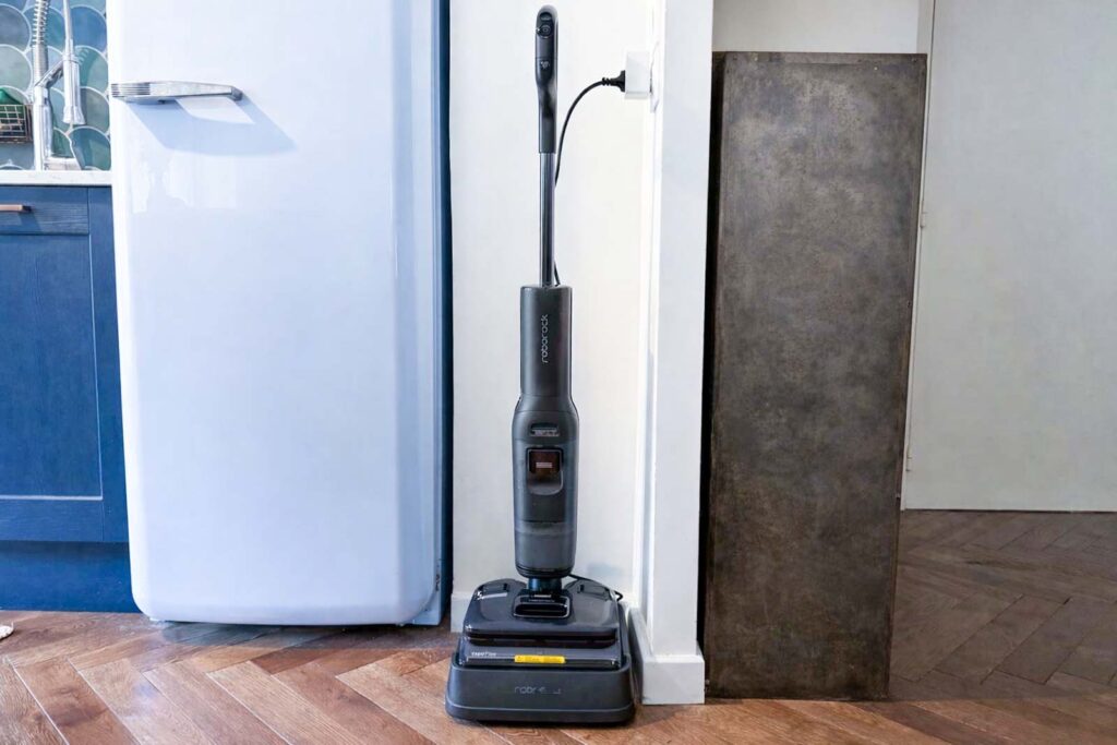 Roborock F25 Ultra en station de charge dans une cuisine pendant notre test du laveur de sol