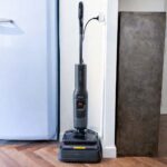 Roborock F25 Ultra en station de charge dans une cuisine pendant notre test du laveur de sol