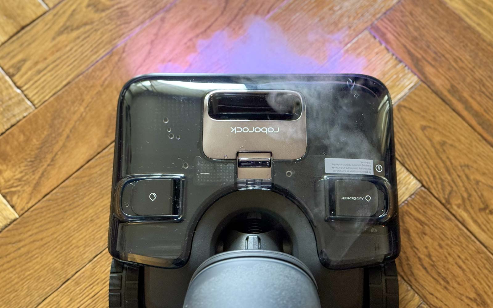 Vapeur sortant de la tête de lavage du Roborock F25 Ultra