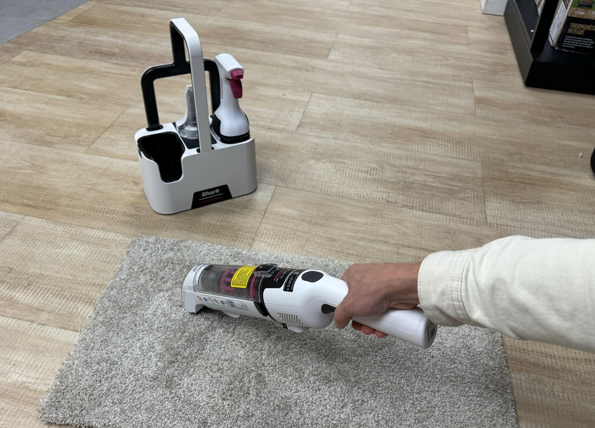 Nettoyeur détacheur sans fil Shark StainForce en action sur un tapis