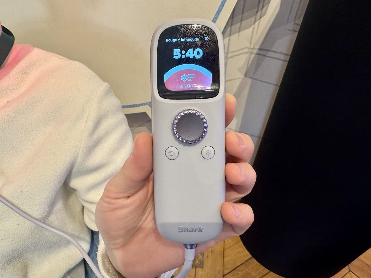 La télécommande du masque de photothérapie Shark CryoGlow © Labo Maison