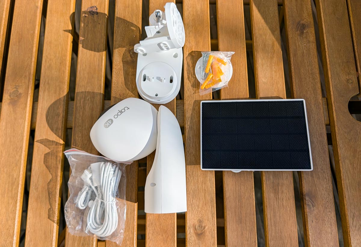 Contenu complet du coffret Tapo C660 Kit avec support mural et visserie