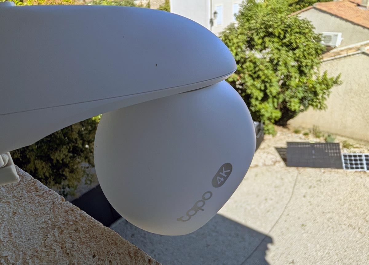 Caméra Tapo C660 installée en hauteur surveillant une cour ou un jardin
