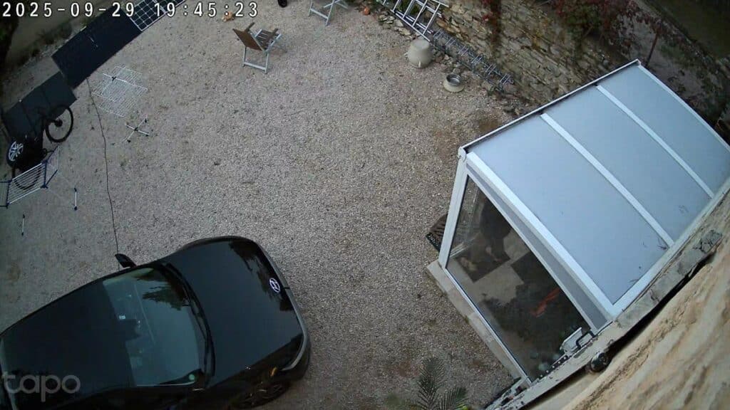Image 4K de jour montrant la Tapo C660 Kit suivant automatiquement une personne détectée