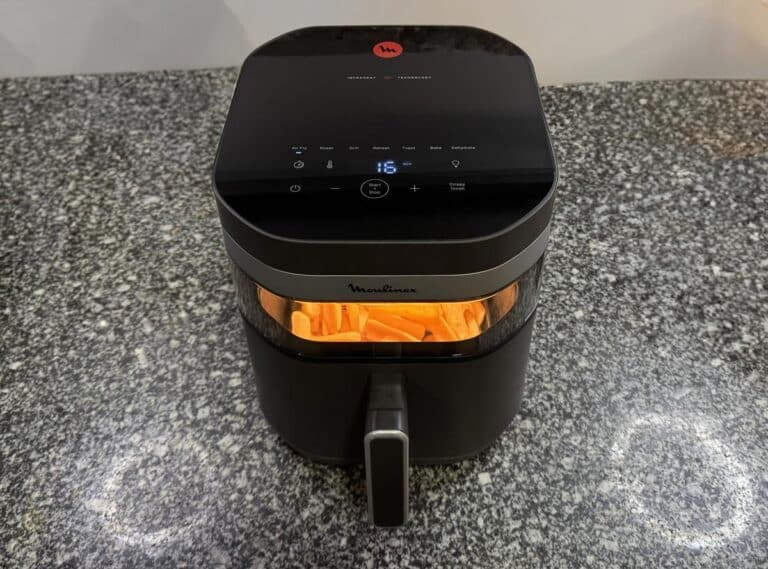 Moulinex Easy Fry Infrared en train de cuire des frites dorées dans son panier de 7 litres