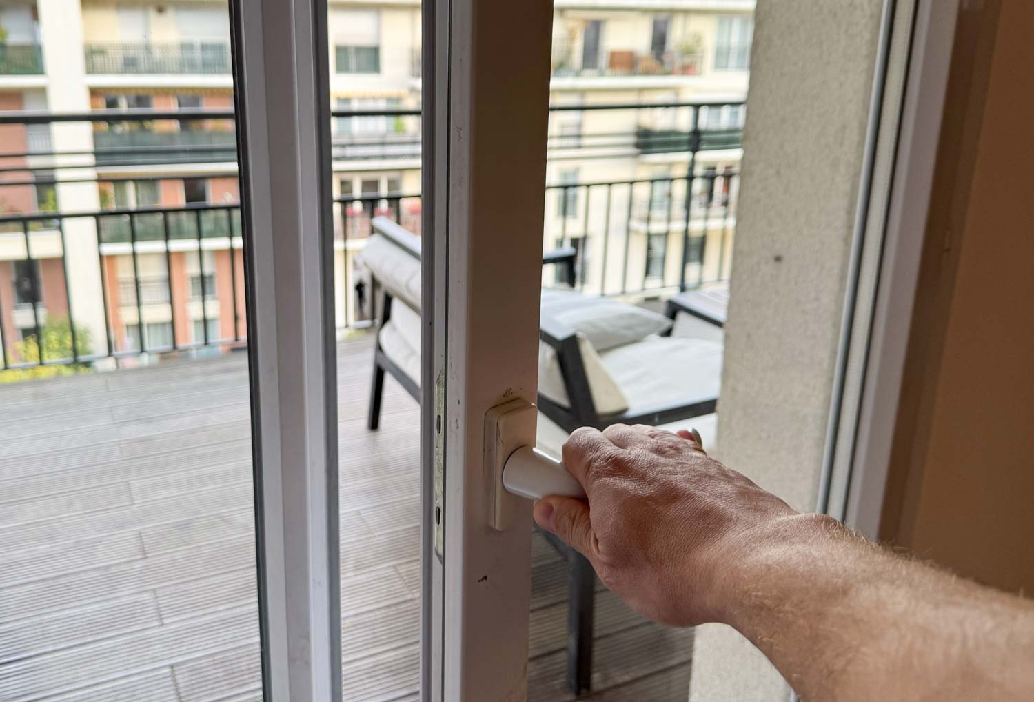 Fenêtre ouverte pour aérer un logement en hiver et renouveler l’air intérieur