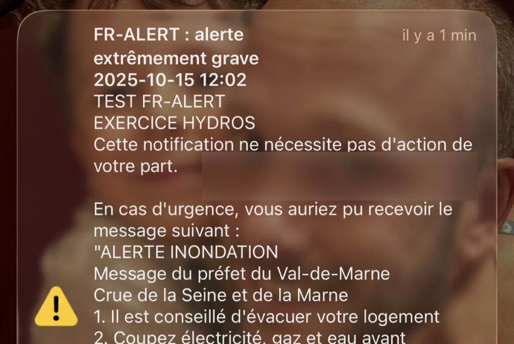 Notification FR-Alert affichée sur un smartphone lors du test d’alerte inondation HYDROS 2025 en Île-de-France