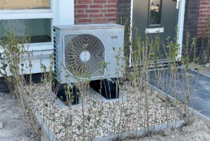 Pompe à chaleur extérieure installée sur une maison, symbole d’efficacité énergétique selon l’ADEME