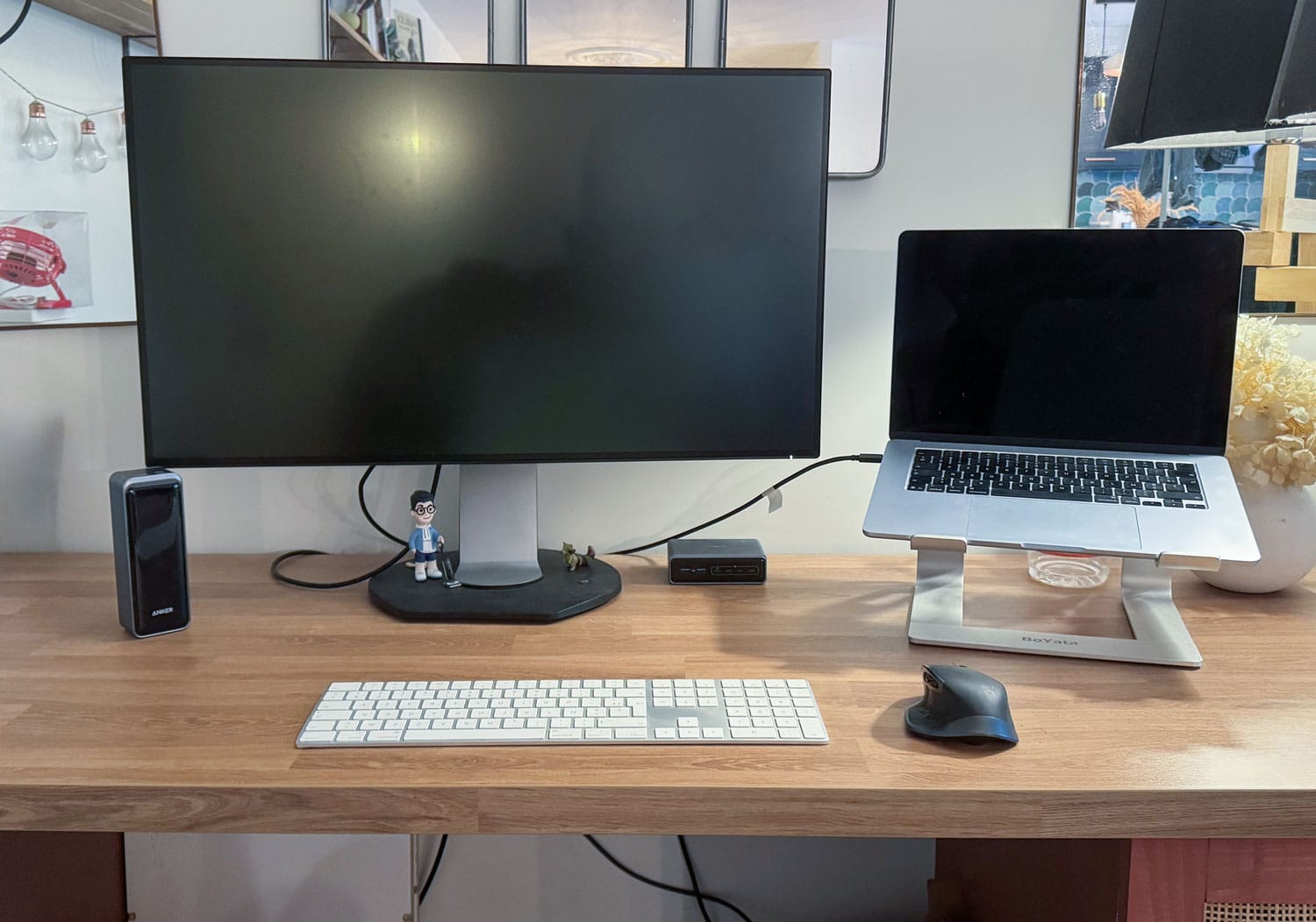 Câble USB reliant un ordinateur à un écran pour la charge et le transfert de données