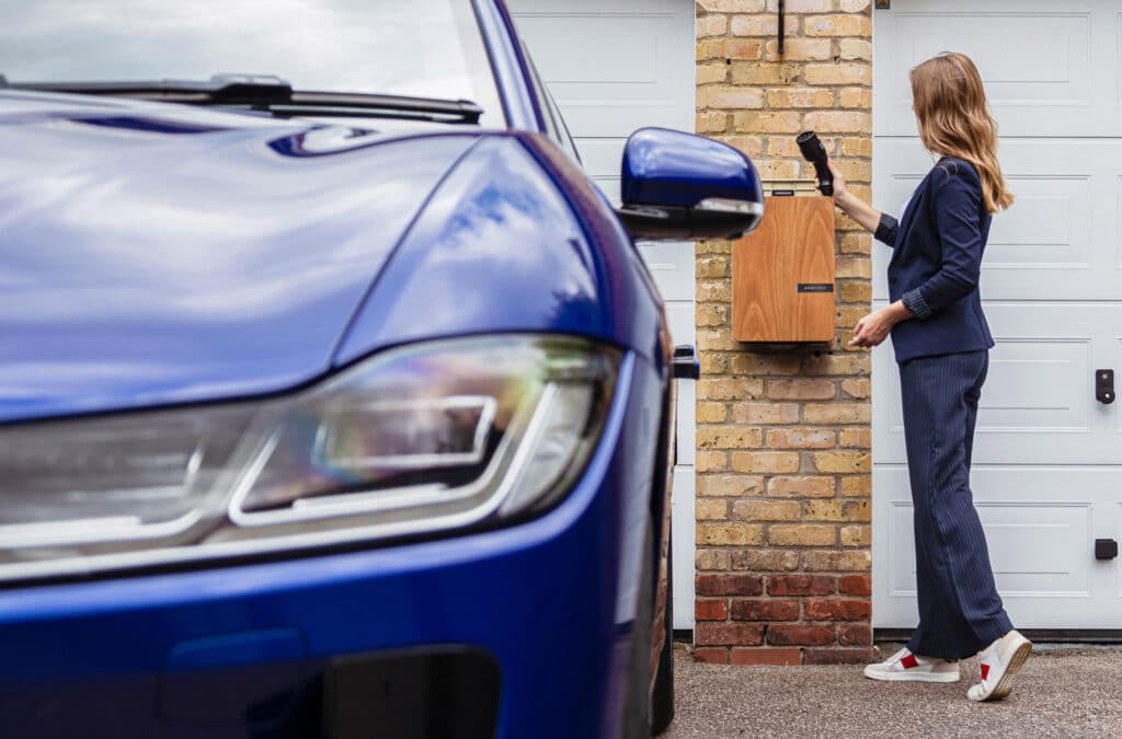 Borne de recharge électrique Beev installée à domicile dans le cadre de l’offre Carrefour Énergies