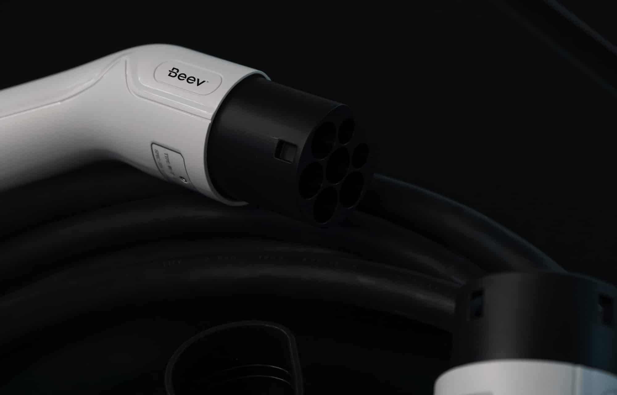 Câble de recharge Ohme fourni avec l’installation d’une borne à domicile Carrefour Énergies x Beev