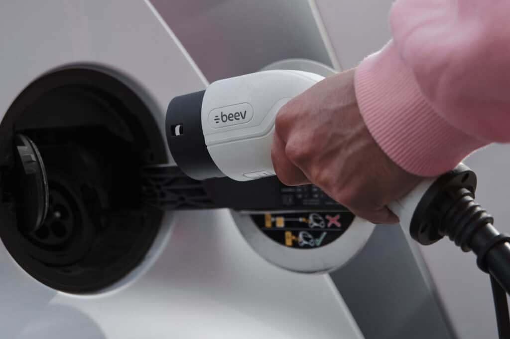 Connecteur type 2 branché sur un véhicule électrique lors d’une recharge à domicile
