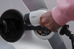 Connecteur type 2 branché sur un véhicule électrique lors d’une recharge à domicile