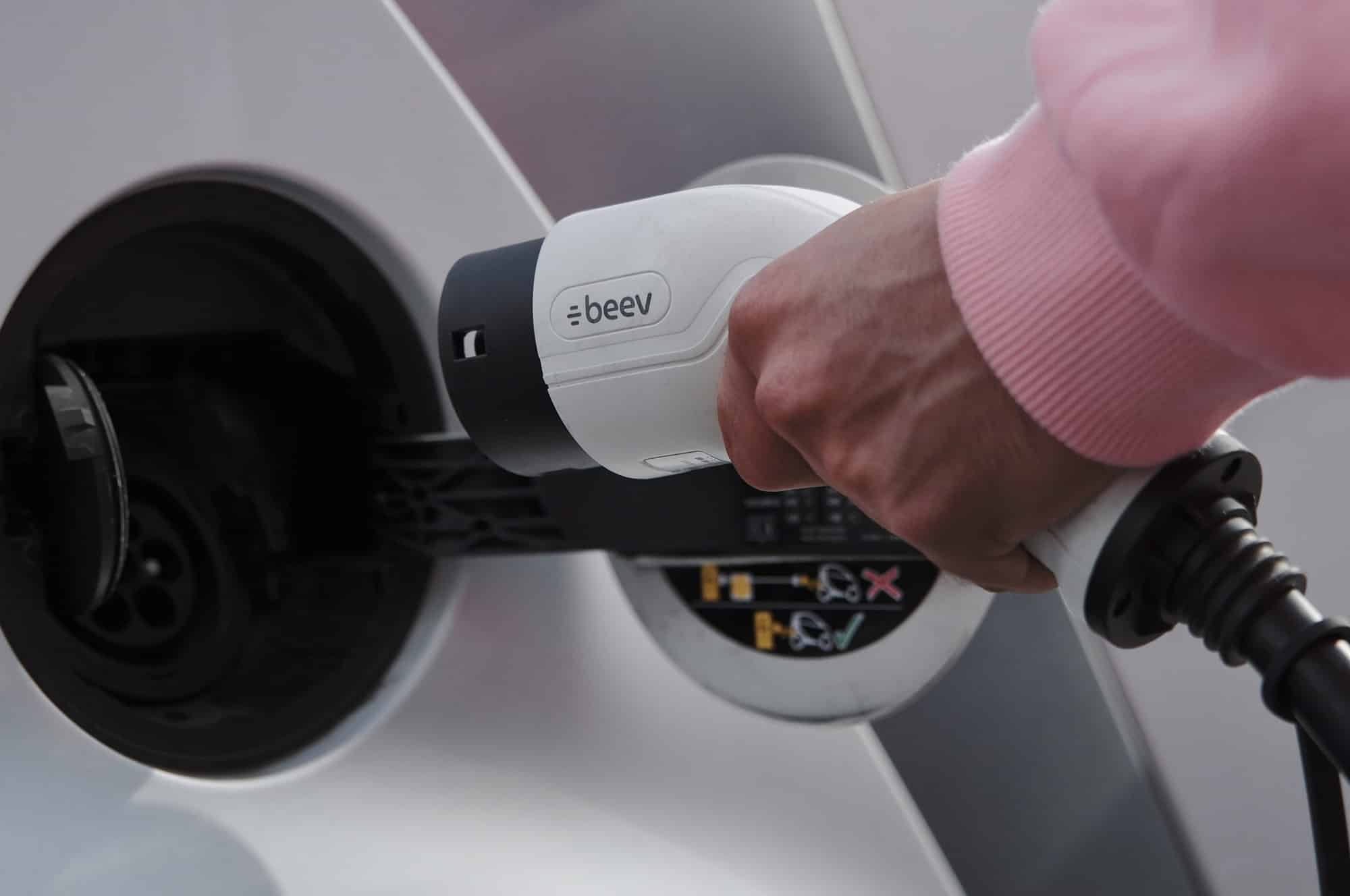 Connecteur type 2 branché sur un véhicule électrique lors d’une recharge à domicile