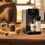 Machine à café Cecotec Cremmaet Latte posée sur un plan de travail dans une cuisine moderne