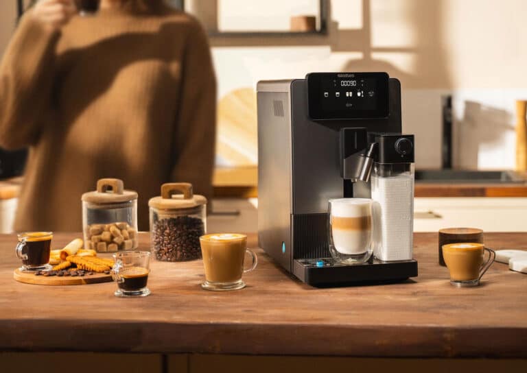 Machine à café Cecotec Cremmaet Latte posée sur un plan de travail dans une cuisine moderne