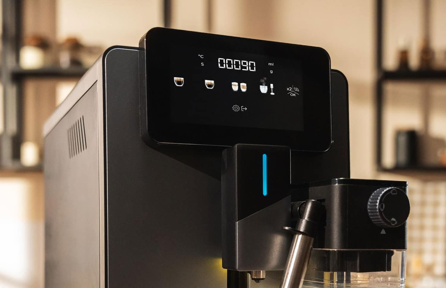 Gros plan sur le panneau de commande tactile de la Cecotec Cremmaet Latte avec touches sensitives et afficheur numérique