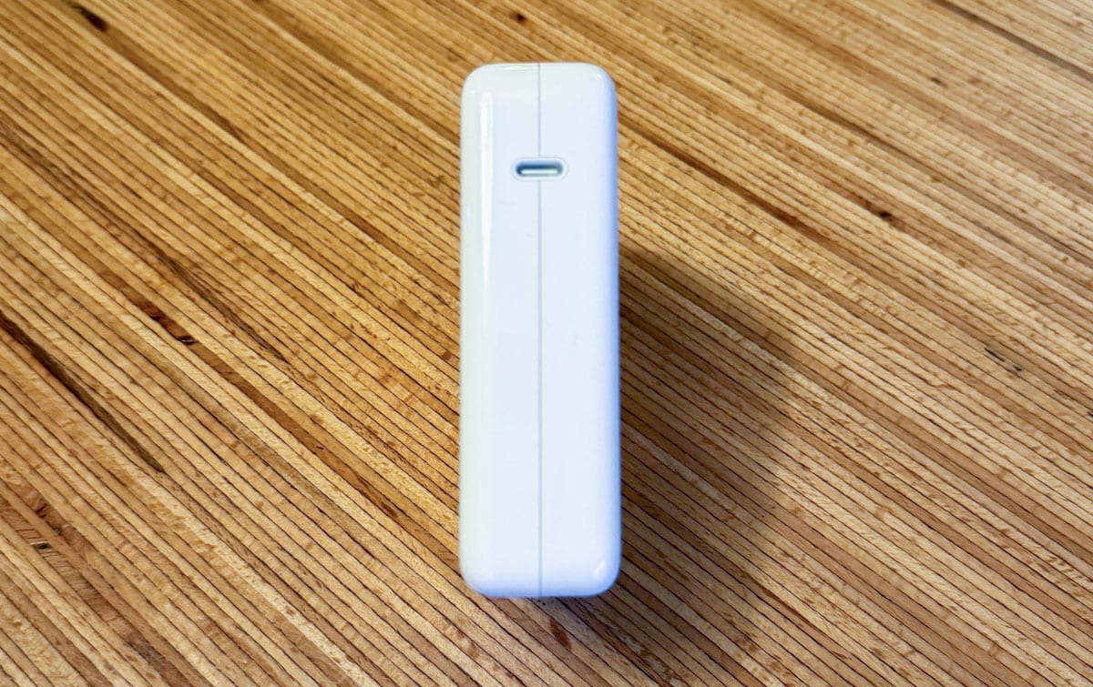 Chargeur Apple USB-C 140 W avec son unique port USB-C compatible Power Delivery 3.1