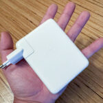 Dimensions du chargeur Apple USB-C 140 W, plus imposant que les modèles GaN