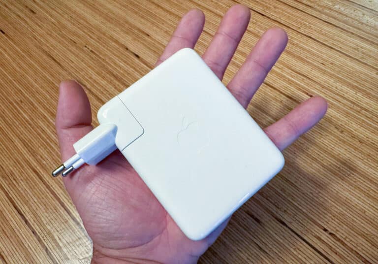 Dimensions du chargeur Apple USB-C 140 W, plus imposant que les modèles GaN