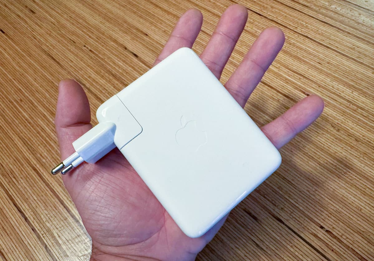 Dimensions du chargeur Apple USB-C 140 W, plus imposant que les modèles GaN