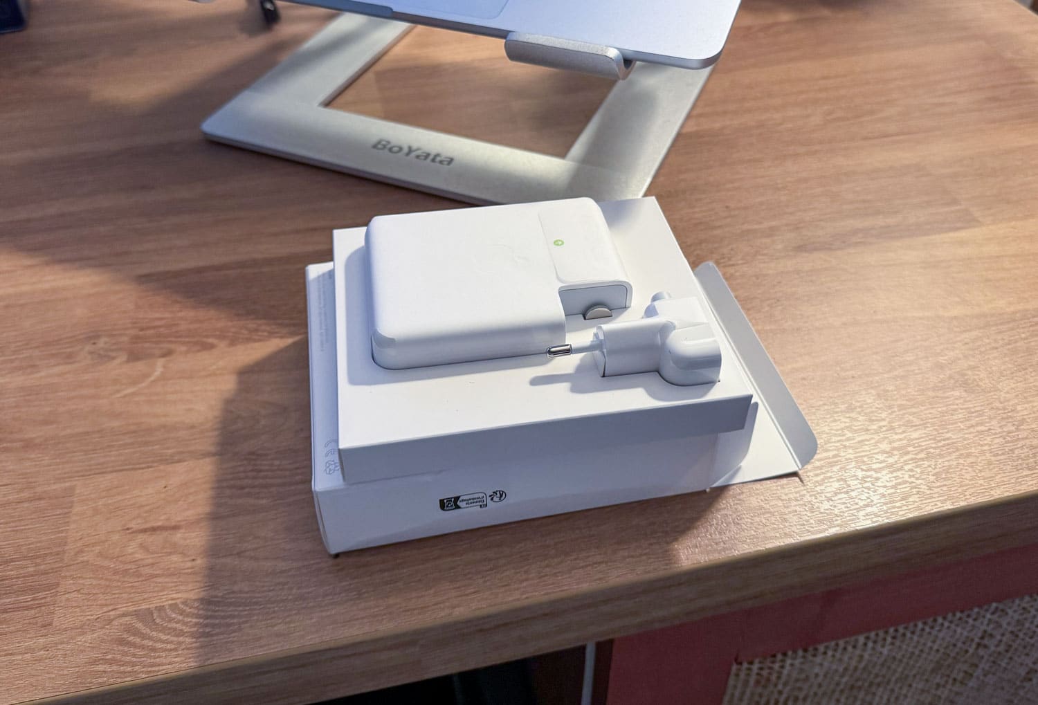 Chargeur Apple USB-C 140 W présenté dans sa boîte officielle