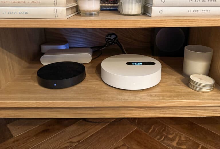 Routeur Wi-Fi moderne représentant les meilleures box Internet 2025 : Freebox, Livebox, Bbox, Sosh et RED by SFR