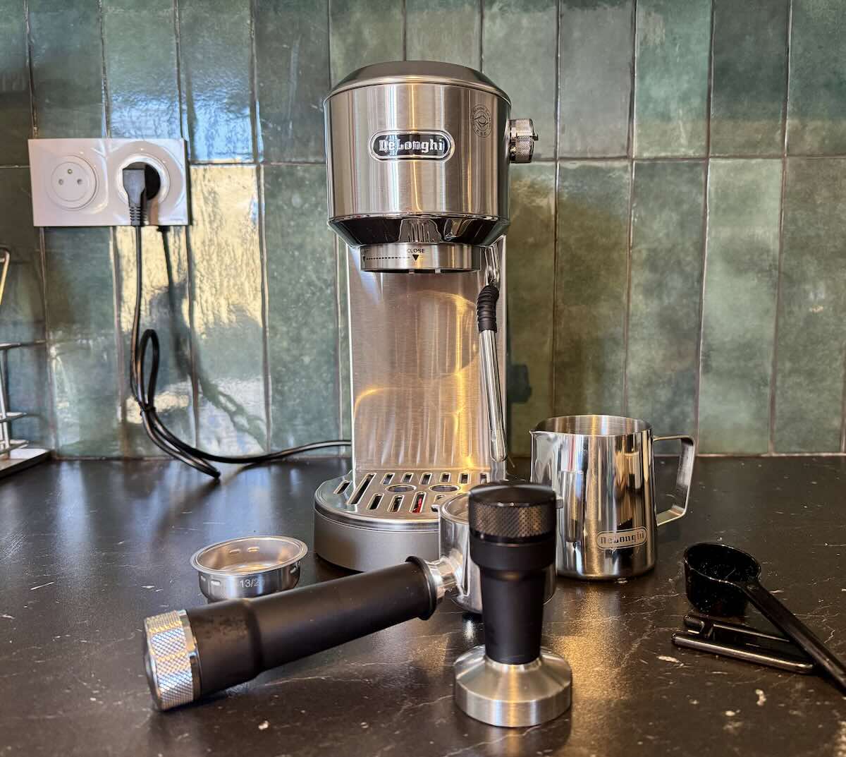 Delonghi Dedica Duo avec ses accessoires © Labo Maison