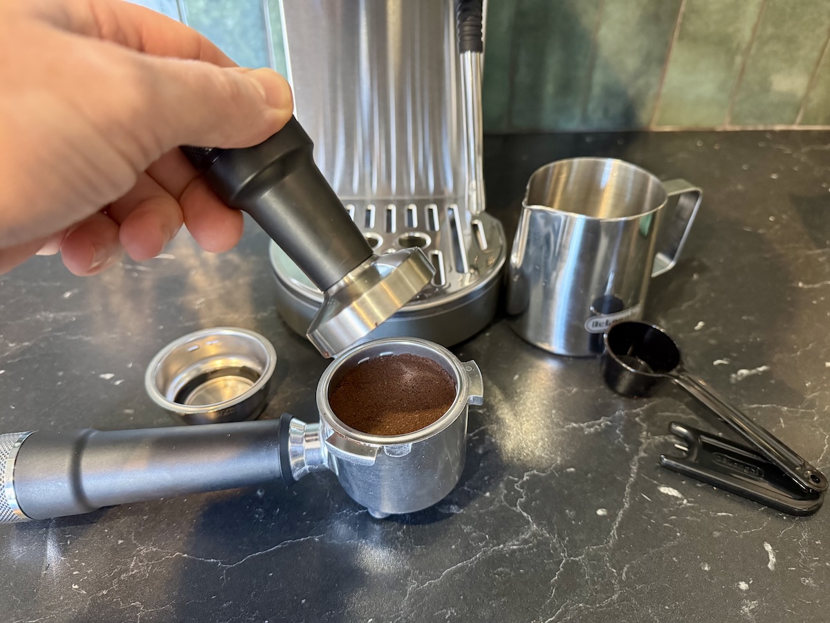 Le tamper fourni avec la machine Delonghi © Labo Maison