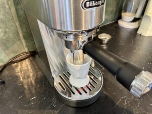 Un espresso coule sur la Dedica Duo © Labo Maison
