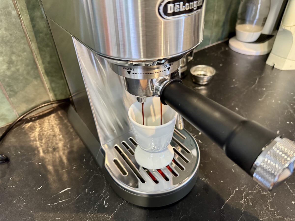 Un espresso coule sur la Dedica Duo © Labo Maison