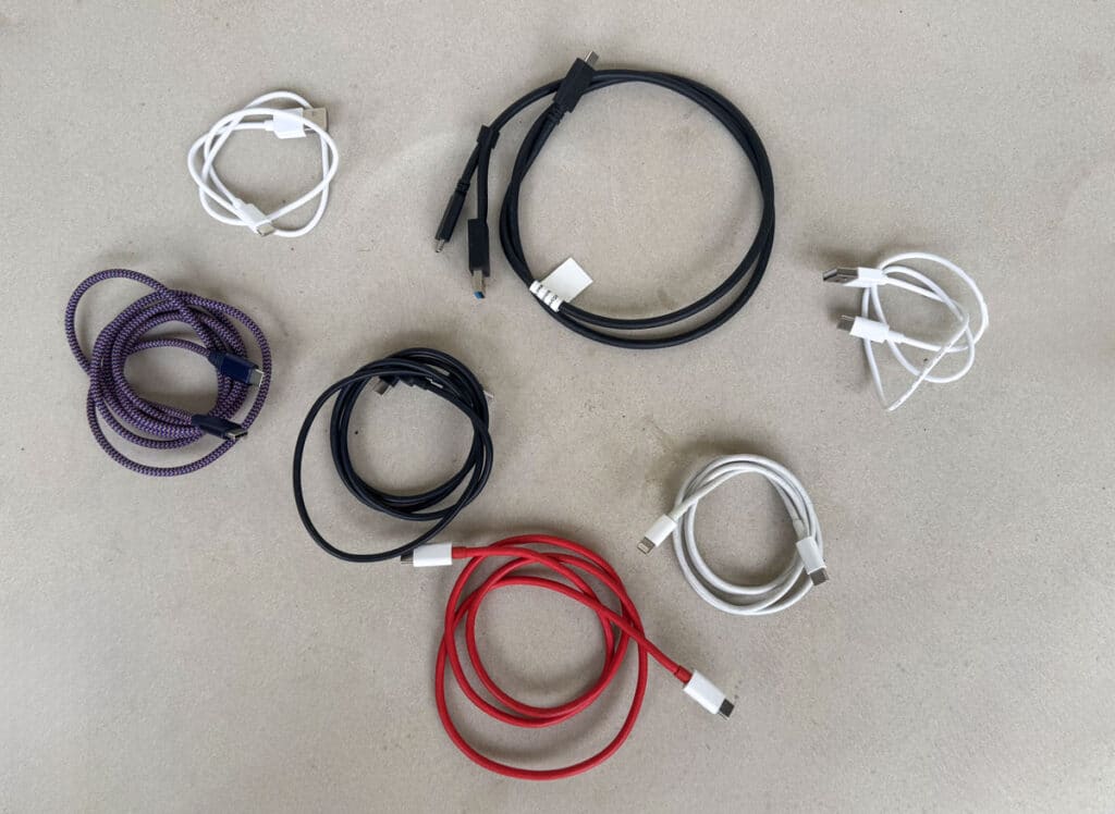 Différents câbles USB-C posés sur une table illustrant la variété des modèles