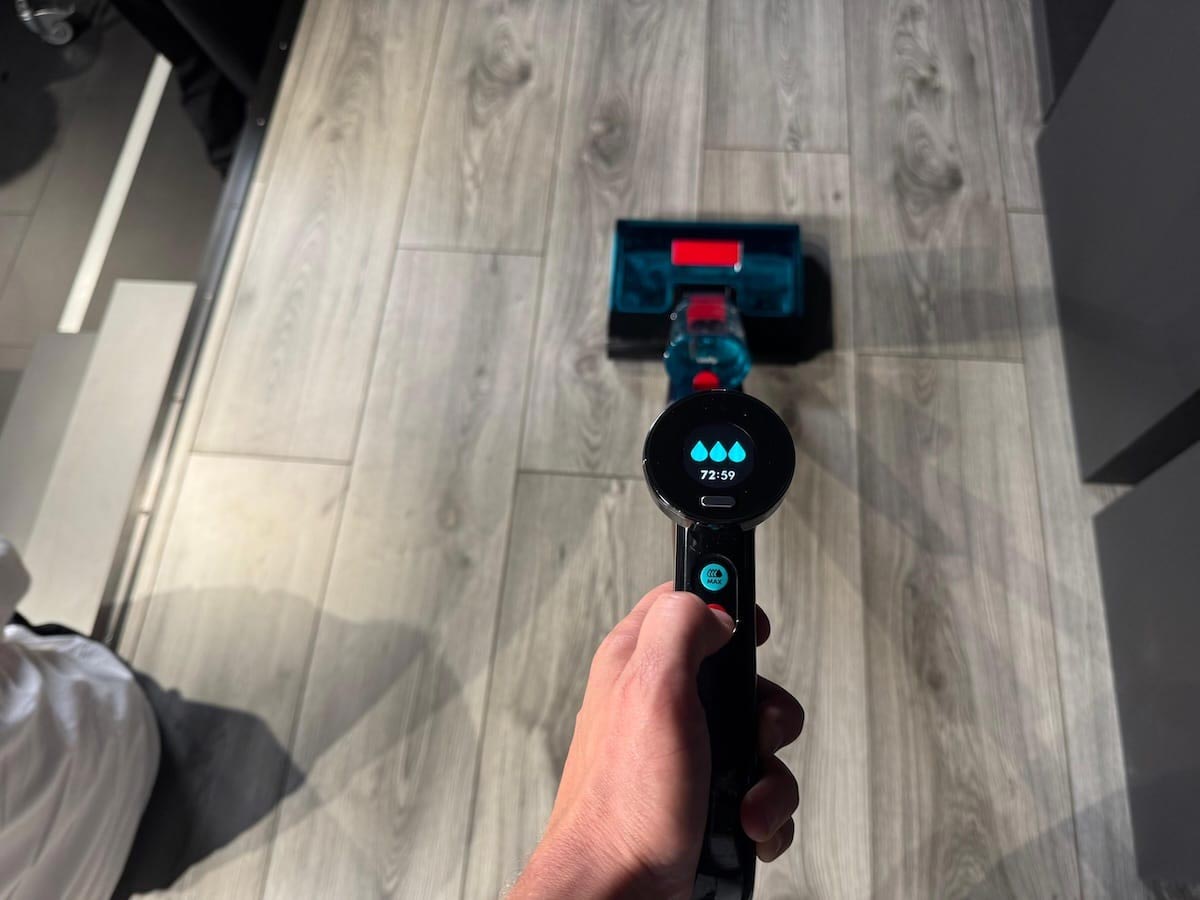 Dyson Clean+Wash Hygiene en utilisation, laveur de sols compact de 3,7 kg