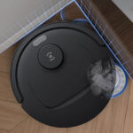 Robot Deebot T30C Omni Gen 2 nettoyant les bords et les coins d’une pièce