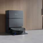 Aspirateur robot Ecovacs Deebot X11 Pro Omni posé dans sa station Omni avec design métallisé.