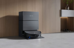 Aspirateur robot Ecovacs Deebot X11 Pro Omni posé dans sa station Omni avec design métallisé.