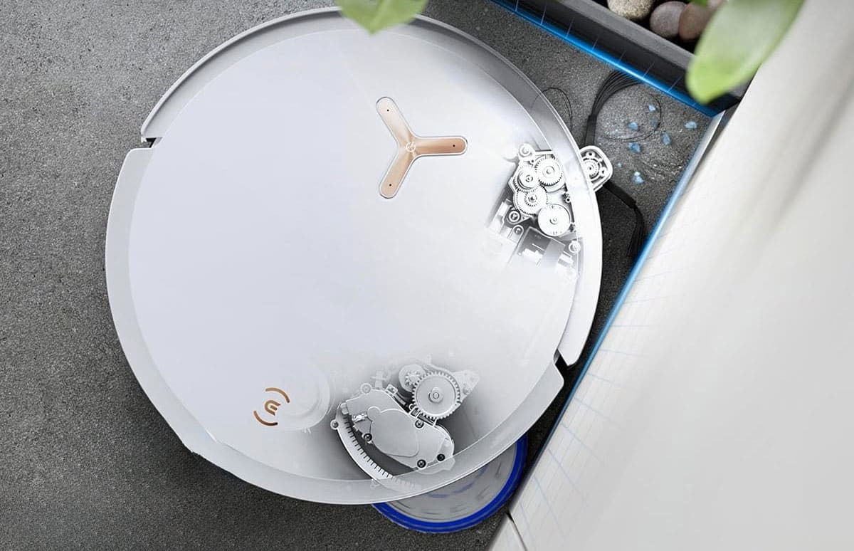 Ecovacs Deebot T50 Max Pro Omni Gen 2 nettoyant les coins avec sa serpillière extensible et sa brosse latérale