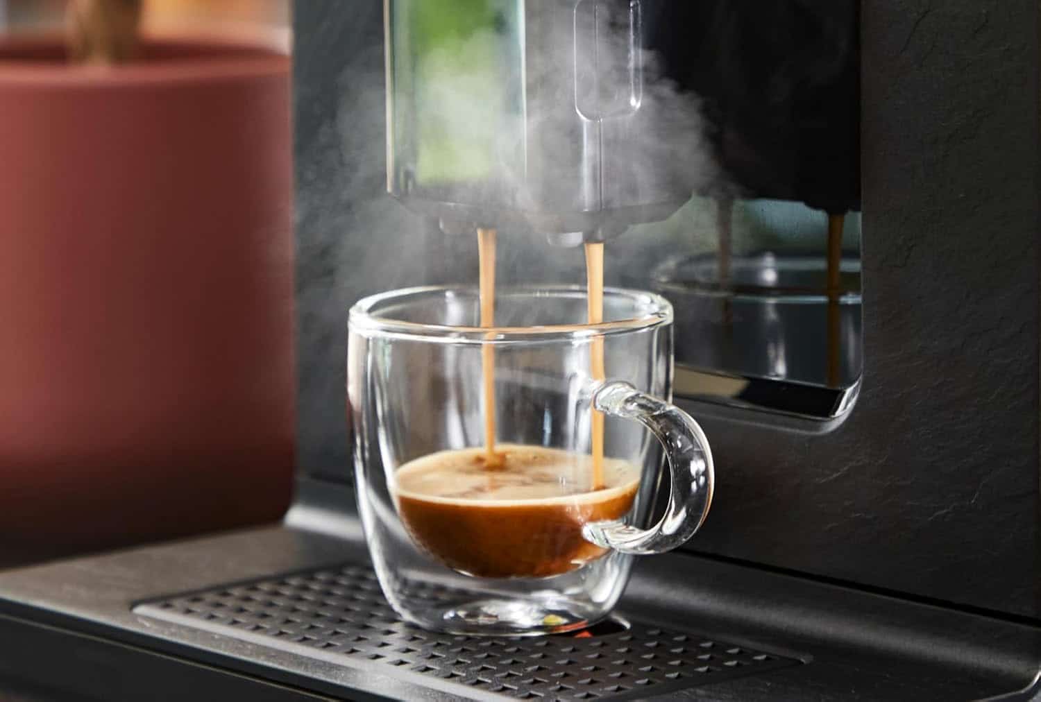 Extraction d’un expresso avec la Krups Evidence Eco-Design, crème dense en formation.