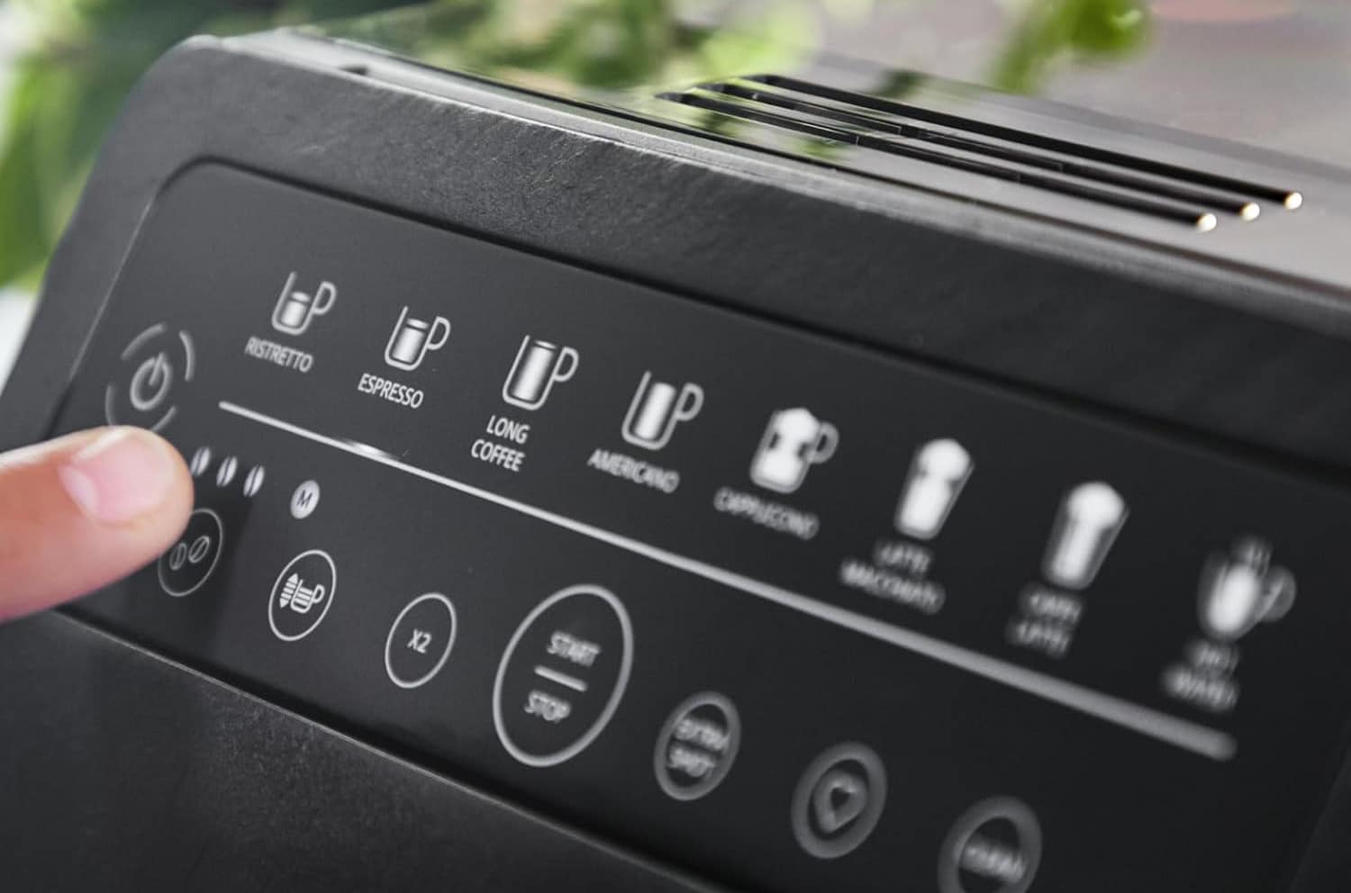 Panneau de commande tactile de la Krups Evidence Eco-Design avec réglages d’intensité, volume et lait.