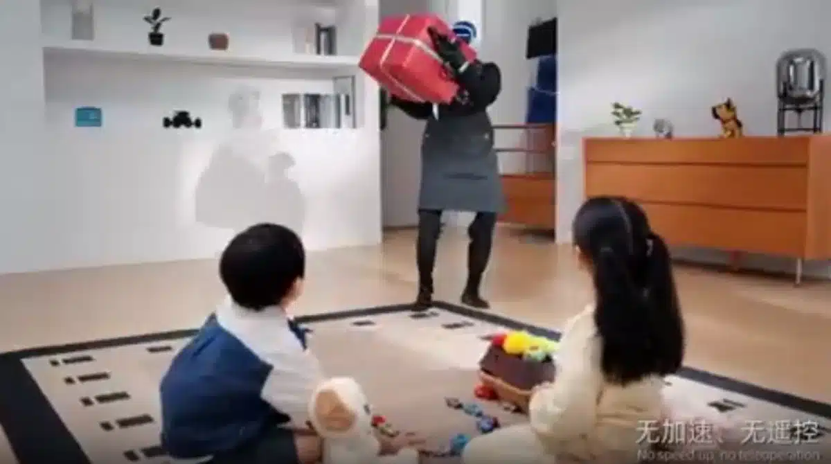 Le G1 transporte le cadeau à l'intérieur